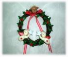 Рождественские венки украшенные листьями Холли голову северного оленя, два ангела и красным луком